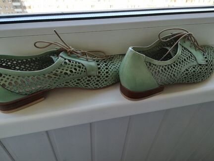 Новые ботинки на шнурках