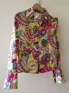 Блузка яркая шелковая