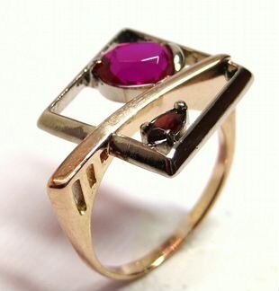 Золотое кольцо 585 пробы с гранатом и корундом