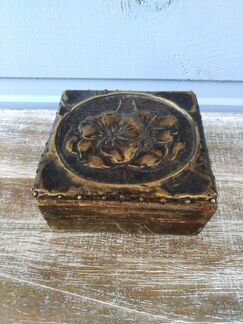 Шкатулка в русском стиле с басменной накладкой