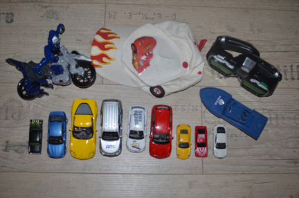 Машины мотоцикл лодка кепка